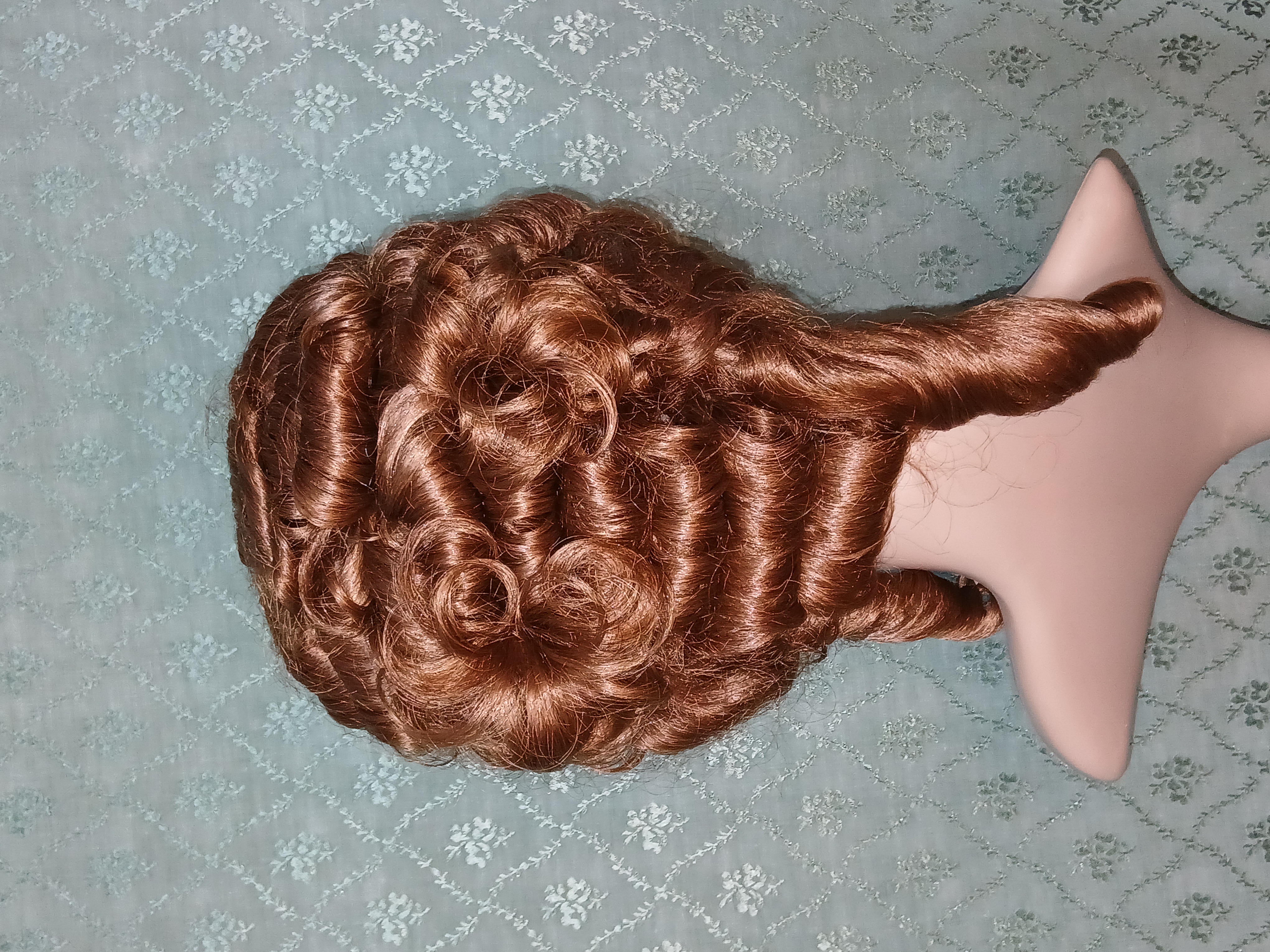 Braune historische Perücke von hinten mit Locken und Nackenpartie